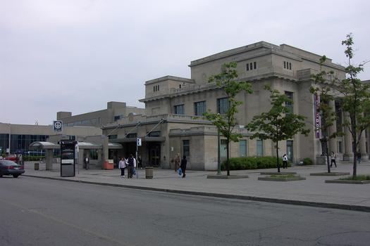 Station Avenue du Parc; Édicule de la station intégré à l'édifice de l'ancienne gare Jean-talon; édifice récupéré et recyclé en centre commercial. 06/12 Ligne Bleue Métro de Montréal