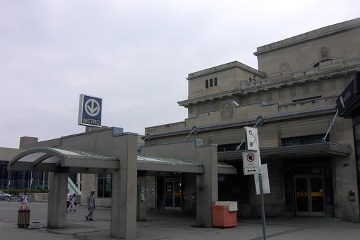 Station Avenue du Parc; côté ouest de la gare Jean-Talon, édicule aménagé dedans pour accéder à la station. 06/12 Ligne Bleue Métro de Montréal
