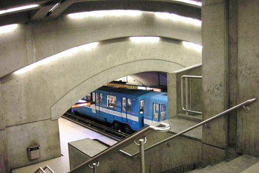 Station Avenue du Parc; Quittant le quai direction Snowdon, et accédant au niveau mezzanine de la station. On aperçoit le train à l'arret de l'autre côté en direction Saint-Michel. 06/12 Ligne Bleue Métro de Montréal