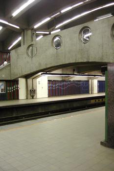 Station Avenue du Parc; La passerelle reliant et donnant accès aux quais, il s'agit du même coup, du niveau de la mezzanine (guérite de péage). 06/12 Ligne Bleue Métro de Montréal