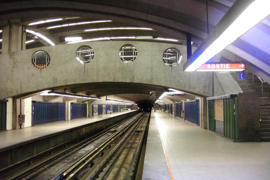 Station Avenue du Parc; Sur le quai direction Snowdon, en haut la passerelle donnant accès aux quais, il s'agit du niveau mezzanine et de la guérite de perception. 06/12 Ligne Bleue Métro de Montréal