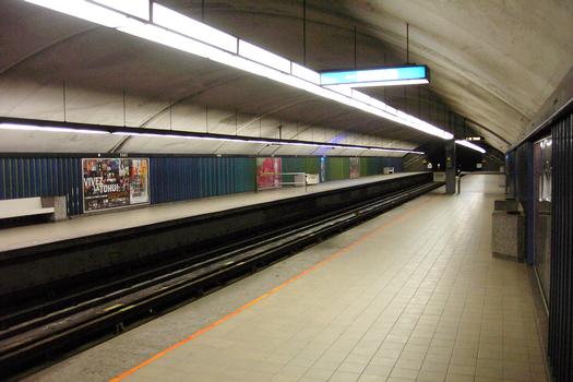 Montreal Metro - Blue Line - Parc station