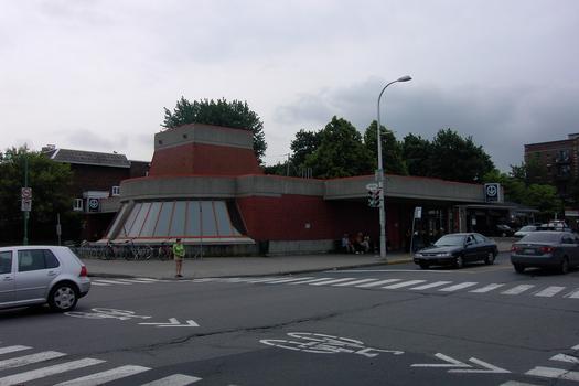 Station Outremont; l'unique édicule de la station, situé à l'angle des rues Van-Horne et Worman. arrondissement Outremont. 08/12 Ligne Bleue Métro de Montréal