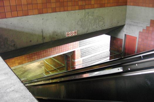 Station Outremont; escalier mécanique menant au niveau mezzanine de la station. 08/12 Ligne Bleue Métro de Montréal