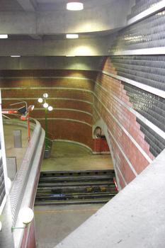 Station Outremont; dans l'escalier mécanique arrivant au niveau de la guérite de perception. Près du centre de la photo, le quai direction Saint-Michel, et en bas, le quai direction Snowdon. 08/12 Ligne Bleue Métro de Montréal