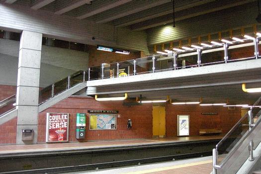 Station Université de Montréal; en haut, niveau guérite de perception (mezzanine); de l'autre côté de la voie, quai direction Saint Michel (gauche); et ce côté-ci, quai direction Snowdon (droite)10/12 Ligne Bleue Métro de Montréal