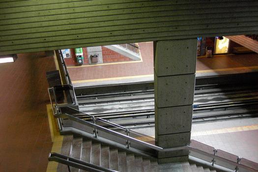 Station Université de Montréal; À gauche le niveau mezzanine de la station; en bas de l'escalier, quai direction Saint-Michel vers la droite.; de l'autre coté des voies, quai direction Snowdon vers la gauche. 10/12 Ligne Bleue Métro de Montréal