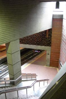 Station Université de Montréal; Vue sur le quai direction Saint-Michel; direction Snowdon, c'est vers la gauche de l'autre côté des voies. 10/12 Ligne Bleue Métro de Montréal