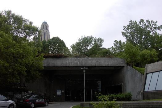 Station Université de Montréal; extérieur de l'édicule. En haut, tour de la bibliothèque de l'université, pavillon central. 10/12 Ligne Bleue Métro de Montréal