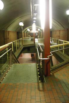 Station terminale et de correspondance Snowdon; Corridor des escaliers, il est parallèle et situé au centre de la station par rapport aux tunnels des deux lignes desservant la station. Comme disposition, ça ressemble un peu au tunnel sous la Manche. 12/12 Lignes Bleue et Orange Métro de Montréal