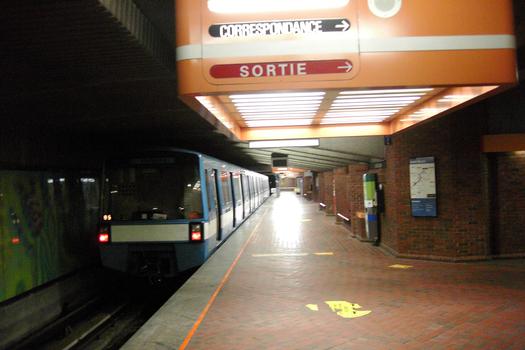 Station terminale et de correspondance Snowdon; tunnel coté gauche de la station ligne Bleue, quai direction Saint Michel, au niveau inférieur de la station 12/12 Lignes Bleue et Orange Métro de Montréal