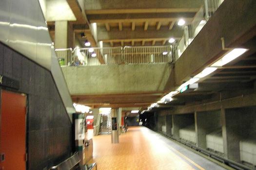 Station de correspondance Lionel-Groulx; quai direction Montmorency de la ligne Orange jumelé au niveau inférieur avec le quai de la direction Angrignon sur la ligne Verte. 20/27 Lignes Orange et Verte métro de Montréal