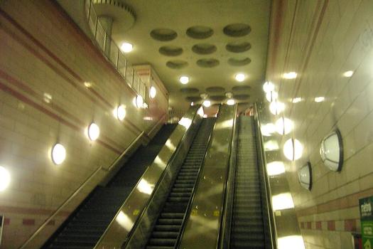 Station Édouard-Montpetit; Escaliers menants du niveau passerelle au niveau de la guérite de perception (niveau corridor sous l'intersection reliant les édicules). 09/12 Ligne Bleue Métro de Montréal