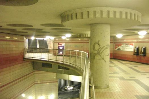 Station Édouard-Montpetit; niveau corridor sous la rue, reliant les trois édicules de la station. 09/12 Ligne Bleue Métro de Montréal