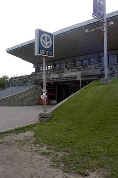 Station Édouard-Montpetit; Édicule sud intégré à un complexe sportif de l'Université de Montréal. 09/12 Ligne Bleue Métro de Montréal