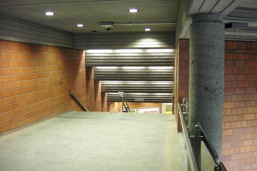 Station Université de Montréal; escaliers de l'édicule Ouest pour accéder au niveau mezzanine de la station. 10/12 Ligne Bleue Métro de Montréal