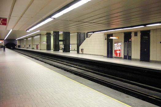 Station Sherbrooke; vue générale de la station depuis son extrémité sud, sous le niveau mezzanine. Photo prise à partir du quai direction Côte-Vertu, en regardant vers le Nord, en direction Montmorency. 19/31 Ligne Orange Métro de Montréal