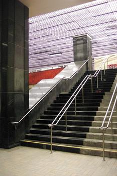 Station Sherbrooke; Escalier menant du quai direction Côte-Vertu (par en avant), au niveau mezzanine de la station. 19/31 Ligne Orange Métro de Montréal