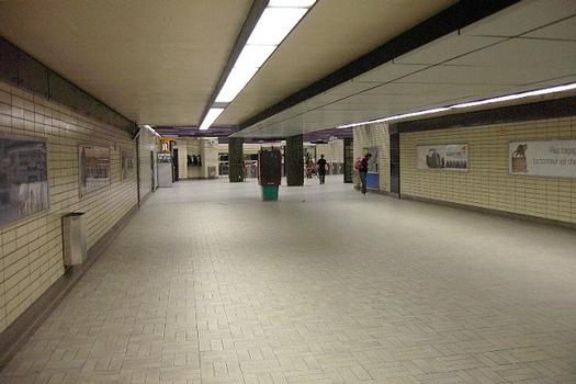Station Sherbrooke; Corridor souterrain menant de l'édicule Ouest à la grande salle de la station (niveau mezzanine). 19/31 Ligne Orange Métro de Montréal
