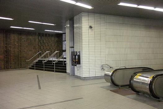 Station Sherbrooke; autre point de vue du rez de chaussée de l'édicule Ouest, les escaliers mécaniques mênent au niveau mezzanine de la station. 19/31 Ligne Orange Métro de Montréal