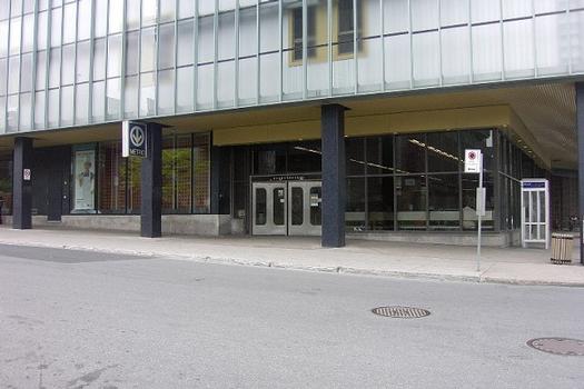 Station Sherbrooke; vue extérieure de l'édicule qui est intégré à un grand édifice. situé à l'angle des rues Sherbrooke et Berri. 19/31 Ligne Orange Métro de Montréal
