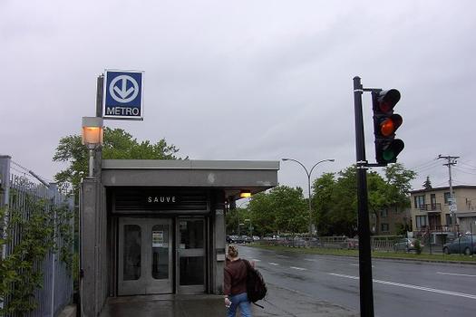 Station Sauvé; Édicule sud de la station, situé à l'angle du boulevard Sauvé et de la rue Berri. Arrondissement Ahuntsic. 27/31 Ligne Orange Métro de Montréal