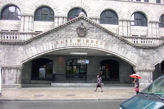 Station Bonaventure; Apparence extérieure de la facade de l'ancienne gare Windsor, située à l'extrémité Ouest des corridors d'accès de la station de métro. 14/31 Ligne Orange Métro de Montréal