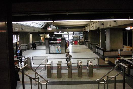 Station Place-D'Armes; Niveau mezzanine de la station, en regardant vers l'Est, à partir d'un corridor du rez de chaussée du Palais des Congrès de Montréal. 16/31 Ligne Orange Métro de Montréal