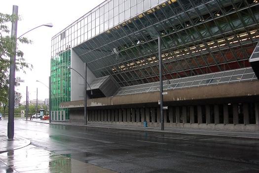 Station Place-D'Armes; Palais des Conrès de Montréal au quel la station est intégrée (rez de chaussée au niveau de la rue Viger). 16/31 Ligne Orange Métro de Montréal