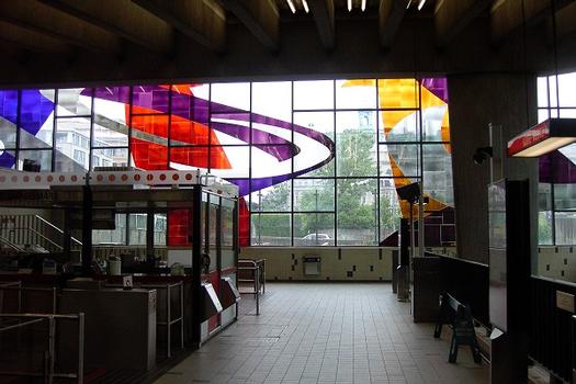 Station Champs-De-Mars; Niveau mezzanine de la station; à gauche, on voit la guérite de perception de la station. Regardant vers le Sud-Est, au travers de la verrière, on peut apercevoir l'hôtel de ville de Montréal. 17/31 Ligne Orange Métro de Montréal