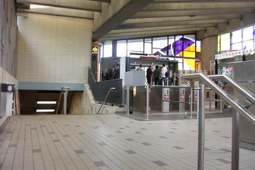 Station Champs-De-Mars; À l'intérieur de l'édicule, regardant vers l'Est, sur le niveau de la mezzanine. À gauche on aperçoit l'un des escaliers menant au quai direction Côte-Vertu (direction située derrière le photographe). 17/31 Ligne Orange Métro de Montréal