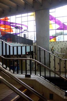 Station Champs-De-Mars; Vue de la partie centrale de la station; photo prise depuis l'escalier menant de la mezzanine au quai direction Côte-Vertu (à droite) 17/31 Ligne Orange Métro de Montréal