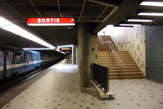 Station Champs-De-Mars; vue de la station à partir du quai direction Côte-Vertu, regardant dans cette même direction, c'est à dire vers l'Ouest. 17/31 Ligne Orange Métro de Montréal