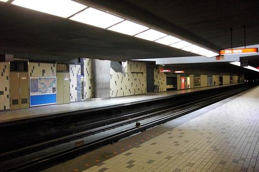 Station Champs-De-Mars; vue de la partie centrale de la station en regardant en direction Côte-Vertu; 17/31 Ligne Orange Métro de Montréal