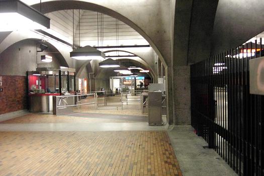 Station Bonaventure; Aperçu du niveau de la mezzanine, on voit la guérite de perception permettant d'accéder au quai direction Côte-Vertu. 14/31 Ligne Orange Métro de Montréal