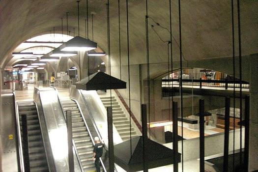 Station Bonaventure; Un aperçu de l'intérieur de la station au niveau de la mezzanine, en bas à droite derrière les barreaux, on peut voir le quai direction Montmorency de la station. 14/31 Ligne Orange Métro de Montréal