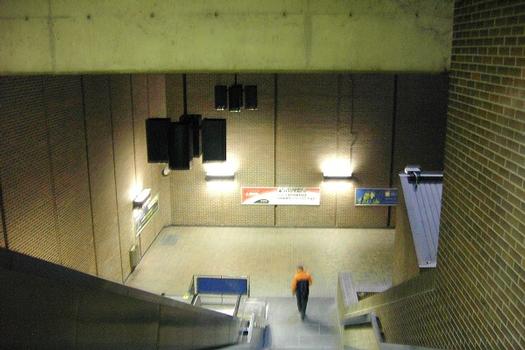 Station Lucien-L'Allier; vue du bas d'un des grands escaliers de la station (niveau mezzanine)il y en a trois pour atteindre le fond de la station qui est d'ailleurs la plus profonde du réseau. 13/31 Ligne Orange Métro de Montréal