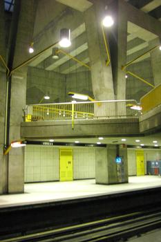 Station Verdun, regard sur le quai direction Honoré-Beaugrand; le niveau mezzanine juste au dessus des voies.À gauche direction Honoré-Beaugrand, à droite direction Angrignon. 24/27 ligne Verte Métro de Montréal
