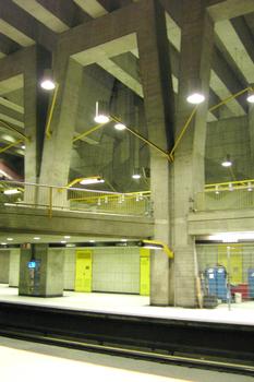 Station Verdun; sur le quai direction Angrignon, regardant vers l'est, le quai direction Honoré-Beaugrand; la passerelle du niveau mezzanine vue de son côté ouest. 24/27 ligne Verte Métro de Montréal