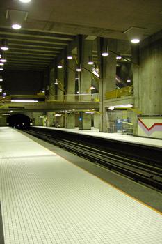 Station Verdun, à mi chemin entre les deux extrémités de la station; en regardant en direction Honoré-Beaugrand, remarquez en haut à droite derrière les colonnes de béton, les escaliers mécaniques menant en surface. 24/27 ligne verte Métro de Montréal