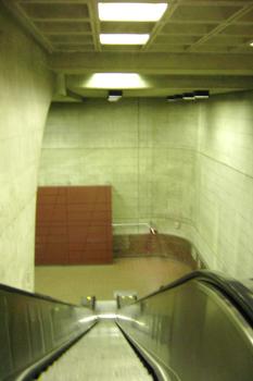 Station Monk, à l'éxtrémité interne du corridor reliant les deux édicules, en bas de l'escalier le niveau mezzanine. 26/27 ligne Verte Métro de Montréal
