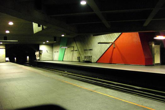 Station de Lasalle, juste en dessous de la mezzanine, sur le quai direction Angrignon, en regardant vers l'est en direction H.-Beaugrand. 22/27 ligne Verte Métro de Montréal