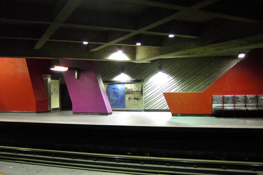 Station de Lasalle, vue sur le quai direction Honoré-Beaugrand. donnant à mi distance entre les deux extrémités de la station. 22/27 ligne Verte Métro de Montréal