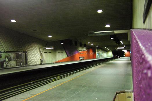 Station de Lasalle, vue en direction ouest sur le quai direction Angrignon. 22/27 ligne Verte Métro de Montréal