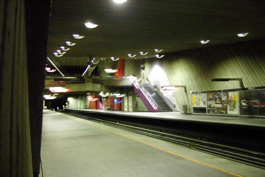 Station de Lasalle, vue en direction est (Honoré-Beaugrand), en regardant à partir du quai direction Angrignon. 22/27 ligne Verte Métro de Montréal