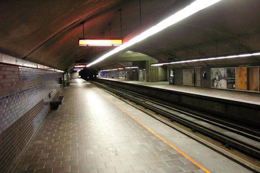 Station Georges-Vanier; En regardant vers l'Ouest en direction de Côte-Vertu. photo prise à partir du quai direction Montmorency. 12/31 Ligne Orange Métro de Montréal