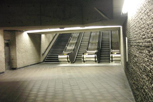Station Georges-Vanier; sur le niveau passerelle, côté quai côte-Vertu(en dessous), face à l'escalier menant là haut, au niveau guérite de perception. 12/31 Ligne Orange Métro de Montréal