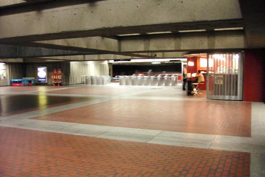 Station terminale Honoré-Beaugrand; Aperçu de l'étendue de la mezzanine de la station; au fond les tourniquets, et à leur droite, la guérite de perception. 01/27 Ligne Verte Métro de Montréal