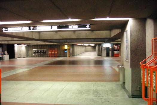 Station Honoré-Beaugrand 01/27 ligne Verte métro de Montréal. Vue de la mezzanine (niveau intermédiaire) de la station