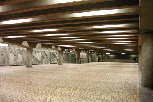 Niveau mezzanine de la station Pie-IX, 07/27 ligne Verte métro de Montréal
